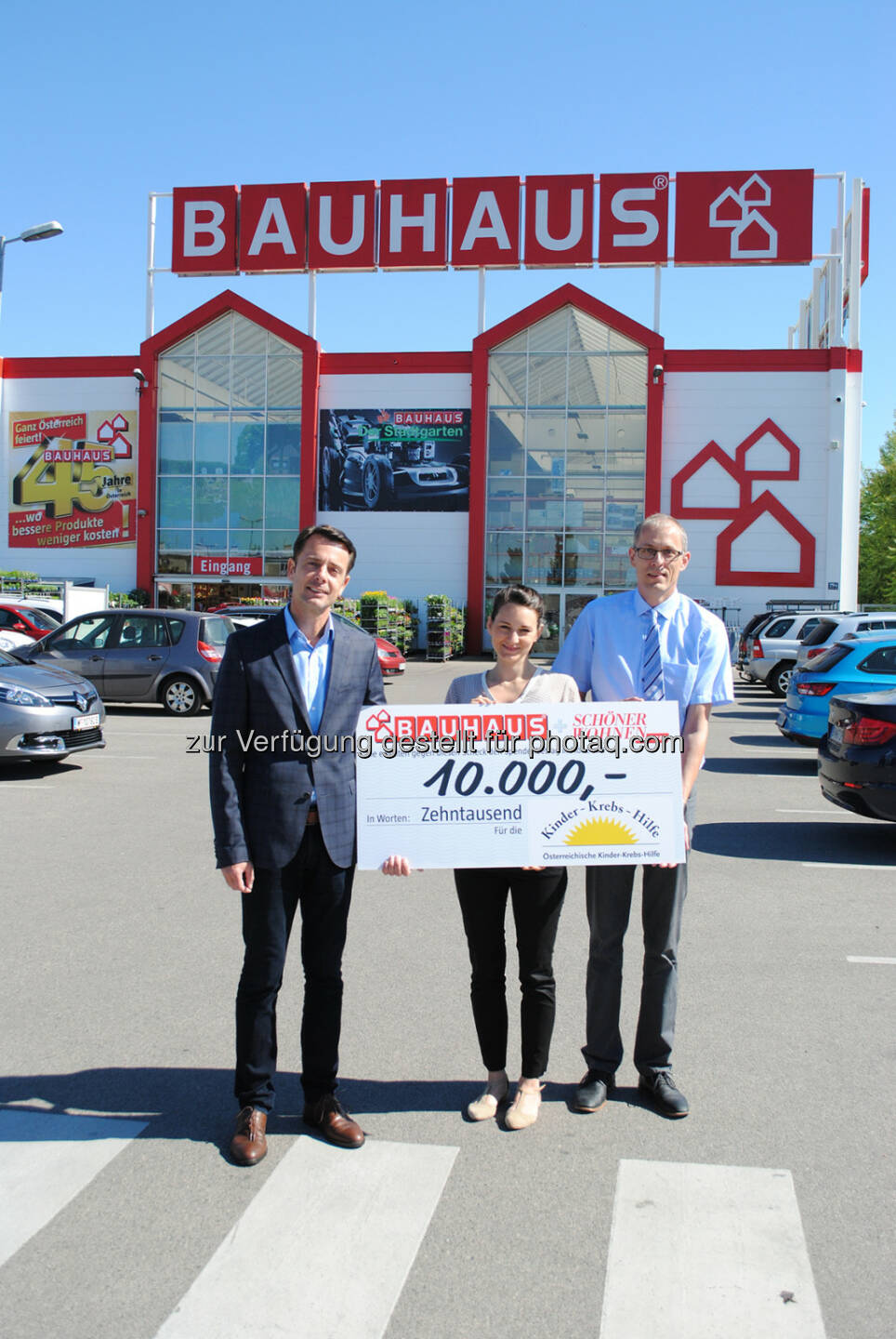 Heinz Reithner (Geschäftsführung BAUHAUS Österreich), Mag. Jennifer Ziegler (Österreichische Kinder-Krebs-Hilfe), Steffen Bleiß (Schöner Wohnen Farbe) - BAUHAUS: BAUHAUS unterstützt die Österreichische Kinder-Krebs-Hilfe (Fotocredit: BAUHAUS)