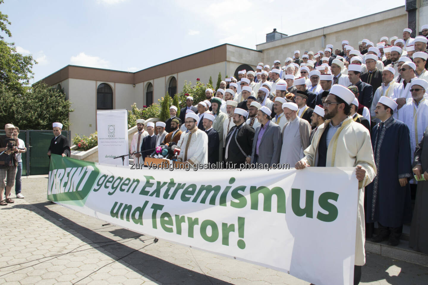 Imame der IGGÖ versammelten sich vor dem Islamischen Zentrum in Wien und setzten gemeinsam ein Zeichen gegen Extremismus und Terror - Islamische Glaubensgemeinschaft in Österreich (IGGÖ): Bis dato haben 312 Imame der Islamischen Glaubensgemeinschaft die Deklaration gegen Terror und Extremismus unterzeichnet (Fotograf: YILMAZ PECE / Fotocredit: Islamische Glaubensgemeinschaft in Österreich)