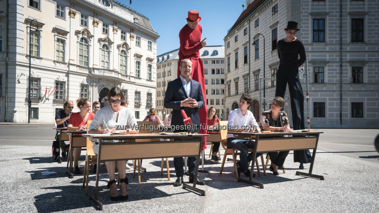 Parteipolitik raus aus den Schulen! Auch nach der geplanten Bildungsreform werden die Landeshauptleute in den Klassenzimmern stehen - Parlamentsklub der NEOS: NEOS zur Bildungsreform: Verantwortungslose Machtpolitik und Parteitaktik auf dem Rücken unserer Kinder (Fotocredit: NEOS)