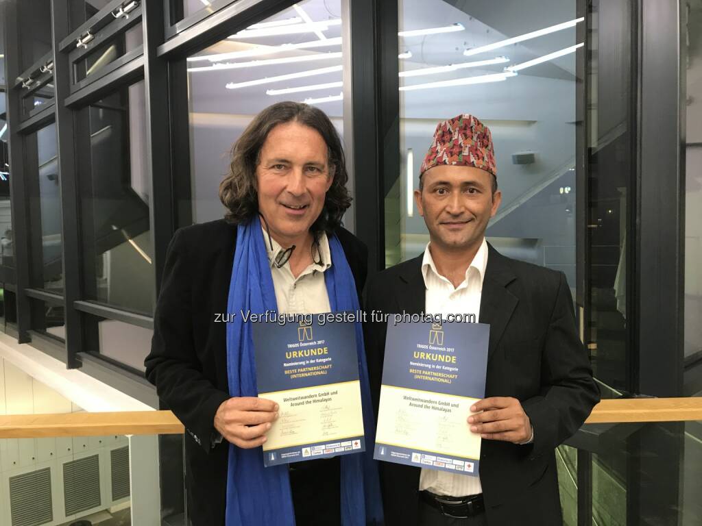 Christian Hlade und Sudama Karki - WELTWEITWANDERN GmbH: Weltweitwandern für 'Beste Partnerschaft international' geehrt (Fotocredit: www.weltweitwandern.com), © Aussender (20.06.2017) 