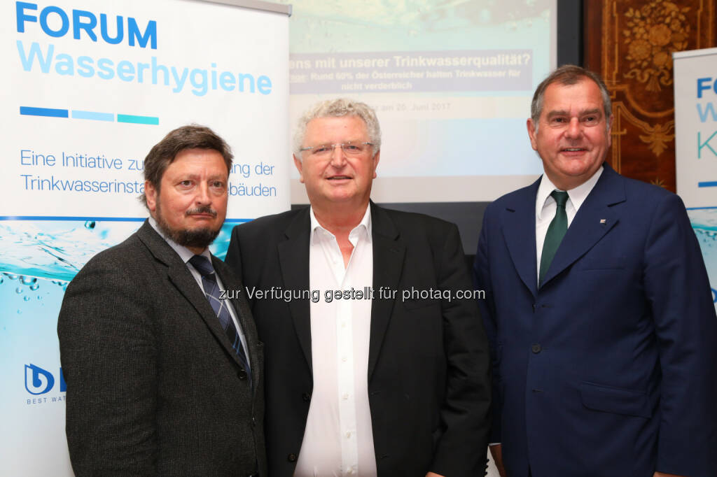 Dr. Alexander Blacky (Facharzt für Hygiene und Mikrobiologie), KR Herbert Wimberger (Präsident FORUM Wasserhygiene e.V., Gründer WimTec Sanitärprodukte GmbH), DI Franz Dinhobl (Vizepräsident ÖVGW und Sprecher des Wasserfaches (Österr. Vereinigung für das Gas- und Wasserfach), techn. Geschäftsführer EVN Wasser) - FORUM Wasserhygiene e.V.: Alles bestens mit unserer Trinkwasserqualität? (Fotocredit: Forum Wasserhygiene/APA-Fotoservice/Sched), © Aussender (20.06.2017) 