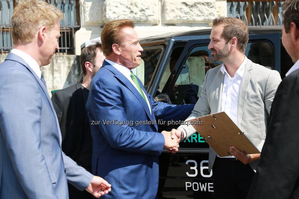 Arnold Schwarzenegger und CEO Christian Schloegl von Kreisel Electric bei der Übergabe des Austrian World Summit Innovation Award 2017 vor der Wiener Hofburg am 20.06.2017 - Kreisel Electric GmbH: Austrian World Summit Innovation Award 2017 geht an Kreisel Electric (Fotocredit: Copyright_R20_Fotograf_MartinHesz), © Aussender (21.06.2017) 