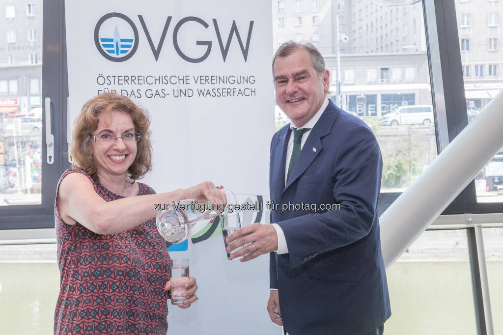 Dipl.-Ing. Franz Dinhobl (ÖVGW-Vize-Präsident und Sprecher des Wasserfachs) und Mag. Gabriele Hoffmann (Geschäftsführerin Hoffmann & Forcher Marketing Research) - ÖVGW Österreichische Vereinigung für das Gas- und Wasserfach: AQA-Wasserreport 2017: Bestnoten für Österreichs Wasserversorger (Fotocredit: ÖVGW/APA-Fotoservice/Buchacher), © Aussender (22.06.2017) 