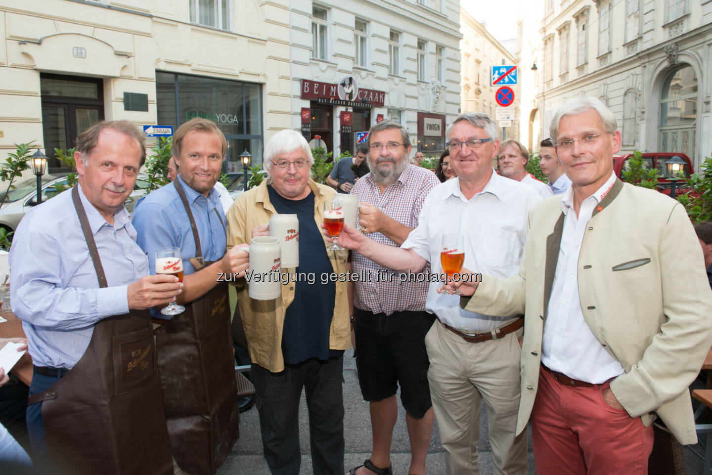 Die Buchautoren stoßen mit Vertretern der Brau Union Österreich an: v.l.n.r.: Generaldirektor Markus Liebl, Bernhard Mitteröcker, Christian M. Springer, Wolfgang Ladenbauer, Alfred Paleczny, Schwechater Braumeister Andreas Urban - Brau Union Österreich AG: Hochkarätige Feier mit Schwechater Wiener Lager: „Über 90 Jahre Czaak“ (Fotocredit: Brau Union Österreich / Vogus)