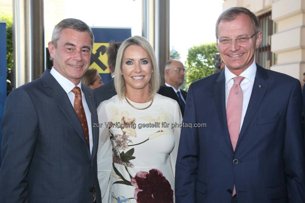 RLB OÖ-Generaldirektor Heinrich Schaller mit Lebensgefährtin Claudia Steinecker, Oberösterreichs Landeshauptmann Thomas Stelzer (Bild: RLB OÖ/Strobl) (27.06.2017) 