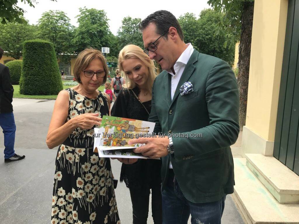 Philippa und HC Strache bedankten sich bei der Direktorin Dagmar Schratter - Freiheitlicher Parlamentsklub - FPÖ: Ehepaar Strache übernimmt Tierpatenschaft in Schönbrunn (Bild: FPÖ), © Aussender (27.06.2017) 