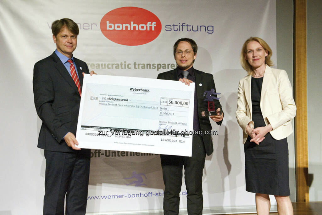 Preisübergabe

v.l. Till Bartelt (Vorstand), Tim Wessels (Preisträger 2013), Staatssekretärin Annette Niederfranke (Laudatorin), © gruendungszuschuss.de (19.05.2013) 