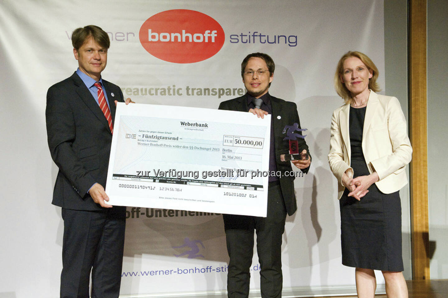 Preisübergabe

v.l. Till Bartelt (Vorstand), Tim Wessels (Preisträger 2013), Staatssekretärin Annette Niederfranke (Laudatorin)