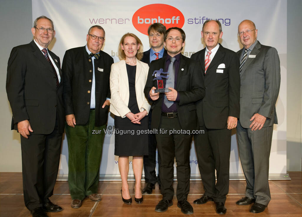 Mitglieder der Jury (Klaus Schroeter, Prof. Gunnar Folke Schuppert, Till Bartelt,  Christian Grün, Walter Purschke) mit der Laudatorin Staatssekretärin Annette Niederfranke und dem Preisträger 2013 Tim Wessels,, © gruendungszuschuss.de (19.05.2013) 