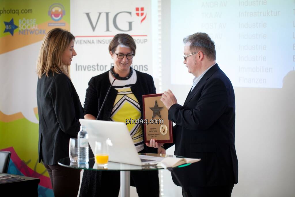 Flughafen Wien wird in die Hall of Fame aufgenommen: Judit Helenyi (Leitung Investor Relations, Flughafen Wien) übernimmt den Preis von Gregor Rosinger (Rosinger Group) und Christine Petzwinkler (BSN) http://www.boerse-social.com/hall-of-fame, © Michaela Mejta (04.07.2017) 