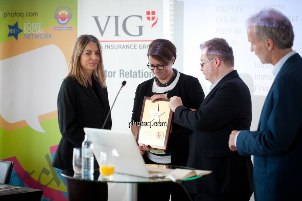 Hall of Fame-Aufnahme für den Flughafen Wien: Christine Petzwinkler (BSN), Judit Helenyi (Leitung Investor Relations, Flughafen Wien), Gregor Rosinger (Rosinger Group), Christian Drastil (BSN), © Michaela Mejta (04.07.2017) 