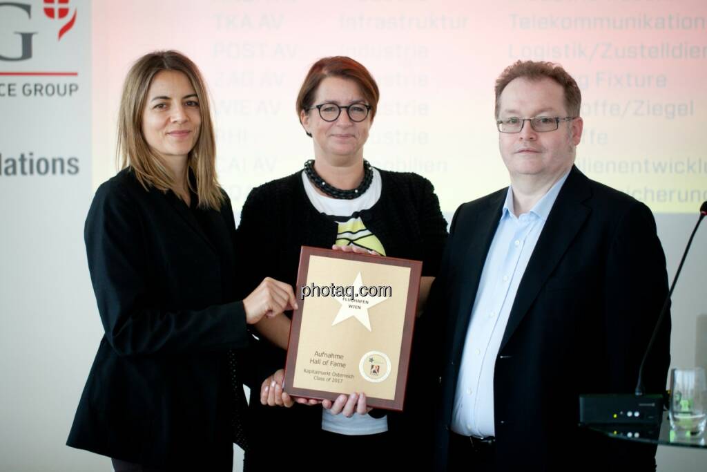 Hall of Fame-Aufnahme für den Flughafen Wien: Christine Petzwinkler (BSN), Judit Helenyi (Leitung Investor Relations, Flughafen Wien), Gregor Rosinger (Rosinger Group) http://www.boerse-social.com/hall-of-fame, © Michaela Mejta (04.07.2017) 