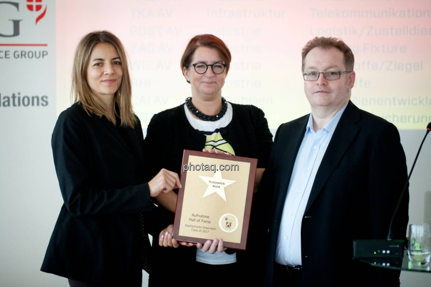 Hall of Fame-Aufnahme für den Flughafen Wien: Christine Petzwinkler (BSN), Judit Helenyi (Leitung Investor Relations, Flughafen Wien), Gregor Rosinger (Rosinger Group) http://www.boerse-social.com/hall-of-fame