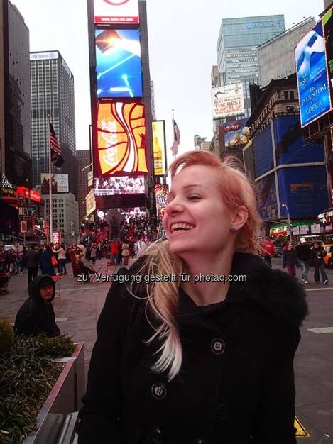 Julie Böhm am Times Square, New York http://www.spykeheels.com (20.05.2013) 