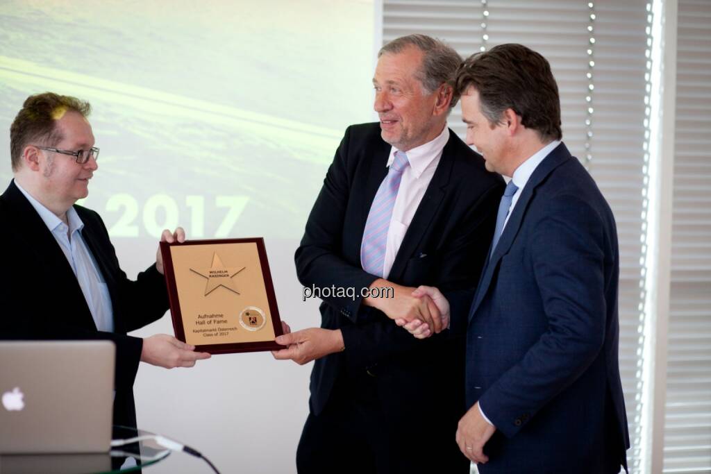 Wilhelm Rasinger (Mitte, IVA) wird in die Hall of Fame aufgenommen, links: Gregor Rosinger (Rosinger Group), rechts: Marc Tüngler (DSW) http://www.boerse-social.com/hall-of-fame, © Michaela Mejta (04.07.2017) 