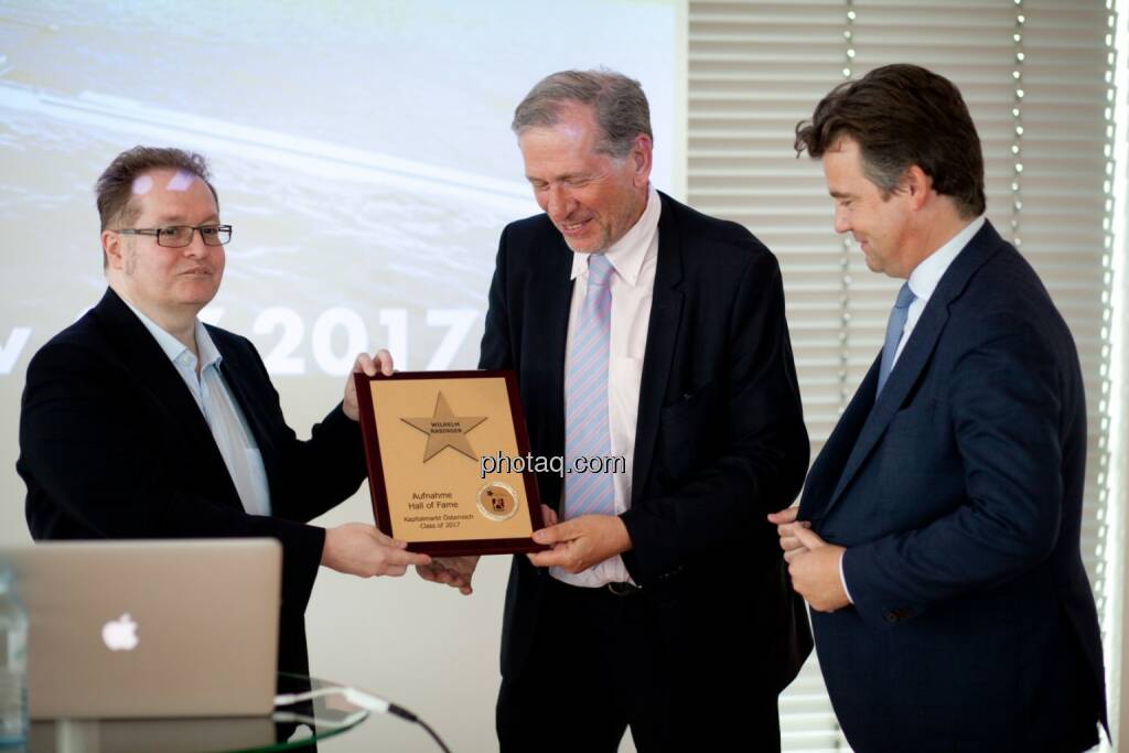 Wilhelm Rasinger (Mitte, IVA) wird in die Hall of Fame aufgenommen, links: Gregor Rosinger (Rosinger Group), rechts: Marc Tüngler (DSW) http://www.boerse-social.com/hall-of-fame, © Michaela Mejta (04.07.2017) 