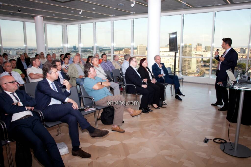 Josko Radeljic, Leiter Investor Relations, BayWa AG, stellt sein Unternehmen bei der BSN Roadshow #71 im Ringturm vor, © Michaela Mejta (04.07.2017) 