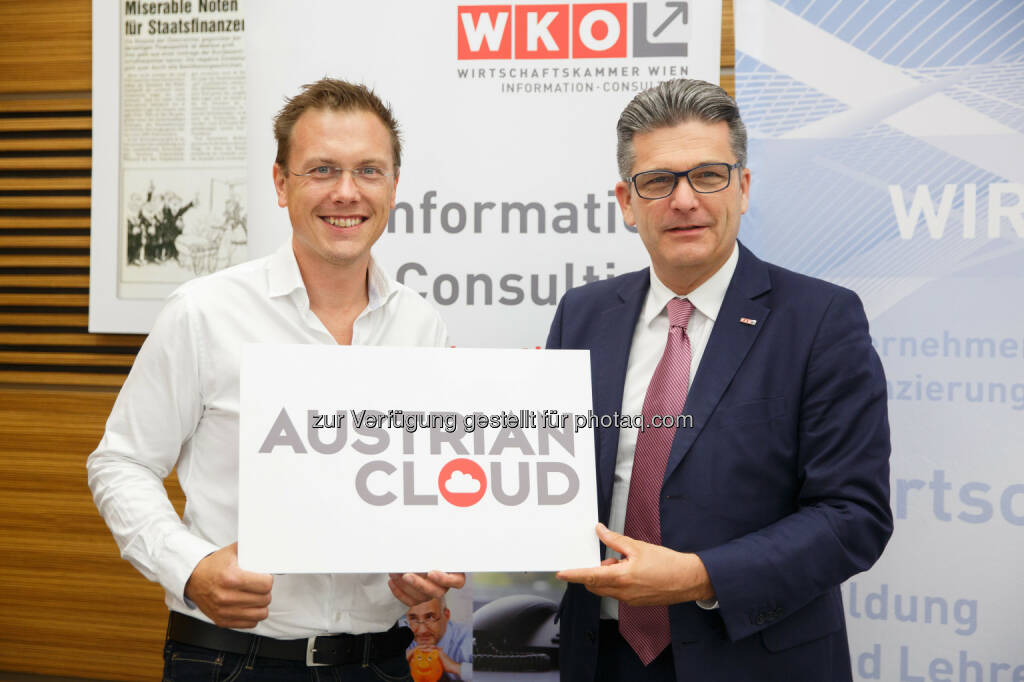 Spartenobmann Martin Heimhilcher (re.) und UBIT-Fachgruppenobmann Martin Puaschitz präsentieren die Austrian Cloud - Wirtschaftskammer Wien: WK Wien: Unterstützung für heimische Cloud-Dienstleister (Bild: Florian Wieser), © Aussendung (06.07.2017) 