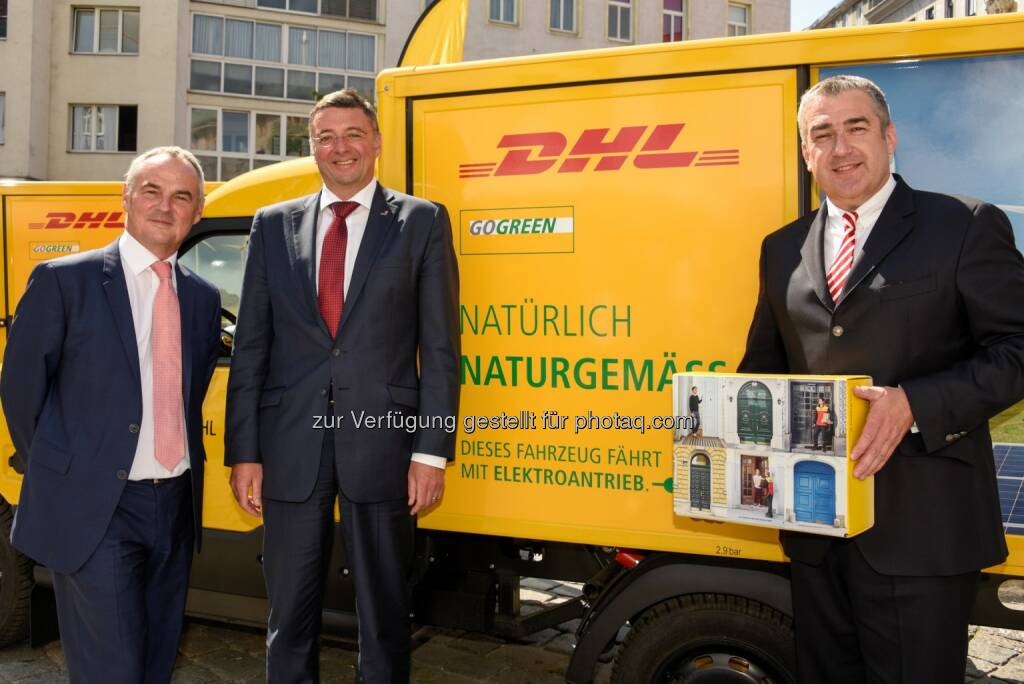 DHL Paket Österreich Geschäftsführer Günter Birnstingl, BM Jörg Leichtfried, Konzernvorstand Jürgen Gerdes - DHL Paket (Austria): E-Mobilität - DHL stellt erstmals in Österreich Pakete mit Elektrofahrzeugen zu (Bild: Bill Lorenz/DHL Paket), © Aussendung (06.07.2017) 