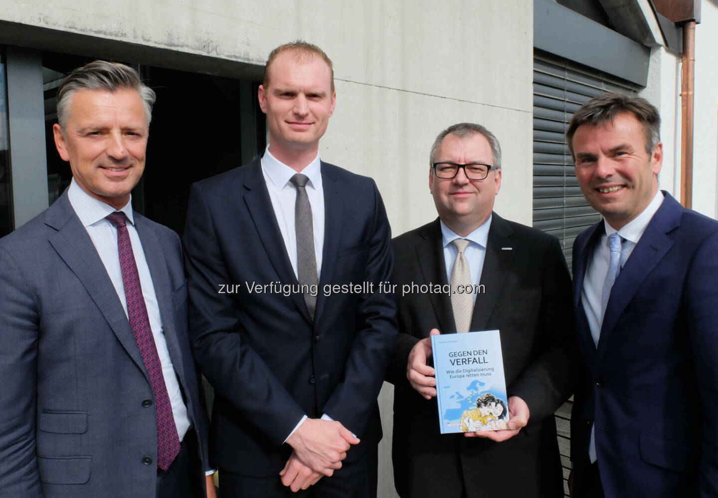 Helmut Fallmann, Gründer und Vorstand des Softwareherstellers und Cloud-Dienstleisters Fabasoft (2.v.r.), referierte auf Einladung des Bankhaus Spängler in Linz. Im Bild mit Vorstandssprecher Werner Zenz, Michael Rampler (Leiter der Stabstelle für Business Development) und Johann Penzenstadler, Regionalleiter und Chef der Spängler-Filiale in Linz (v.l.); Bild: Spängler