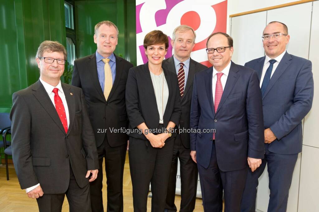 Finanzreferent Dr. Michael Lang, 1. Vizepräsident Dr. Herwig Lindner, Gesundheitsministerin Dr.in Pamela Rendi-Wagner, 2. Vizepräsident Dr. Johannes Steinhart, Präsident a.o. Univ.-Prof. Dr. Thomas Szekeres, 3. Vizepräsident Dr. Harald Mayer - Österreichische Ärztekammer: Neue Ärztekammerspitze angelobt (Fotograf: Bernhard Noll / Fotocredit: ÖÄK), © Aussender (12.07.2017) 