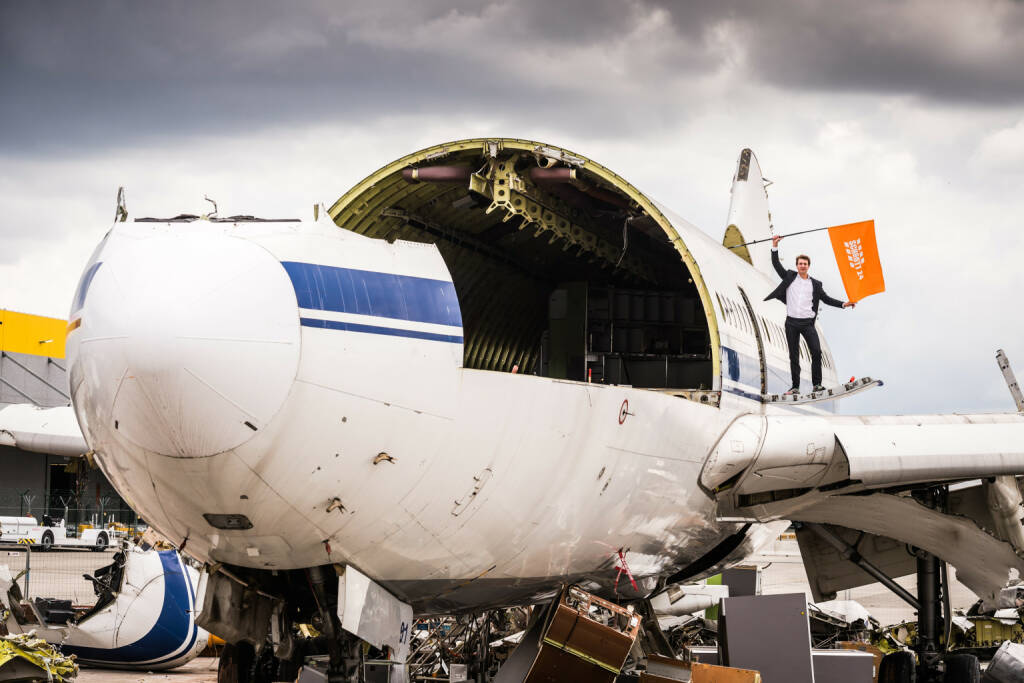 Jan Pannenbäcker, CEO von Schrott24, auf einer der beiden von Schrott24 verwerteten Airbus A310, Bild: Geert Vanden Wijngaert, Fotocredit: Schrott24 (13.07.2017) 