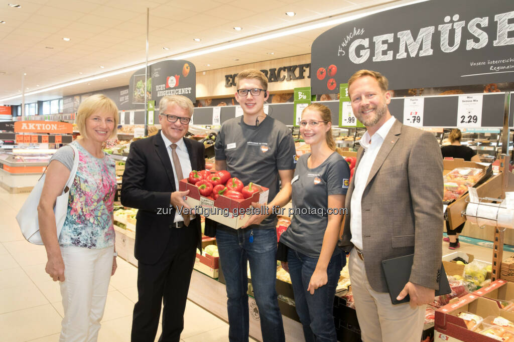 Besuch bei „Lehrlinge on Tour“ in Linz: Bezirksbäuerin Ursula Forstner, Bürgermeister Klaus Luger, die Lehrlinge Jonathan und Renate mit Christian Schug, Vorsitzender der Geschäftsleitung von Lidl Österreich - Lidl Österreich GmbH: Lehrlinge on Tour in Linz (Fotograf: www.annarauchenberger.com / Anna Rauchenberger / Fotocredit: Lidl Österreich), © Aussender (13.07.2017) 