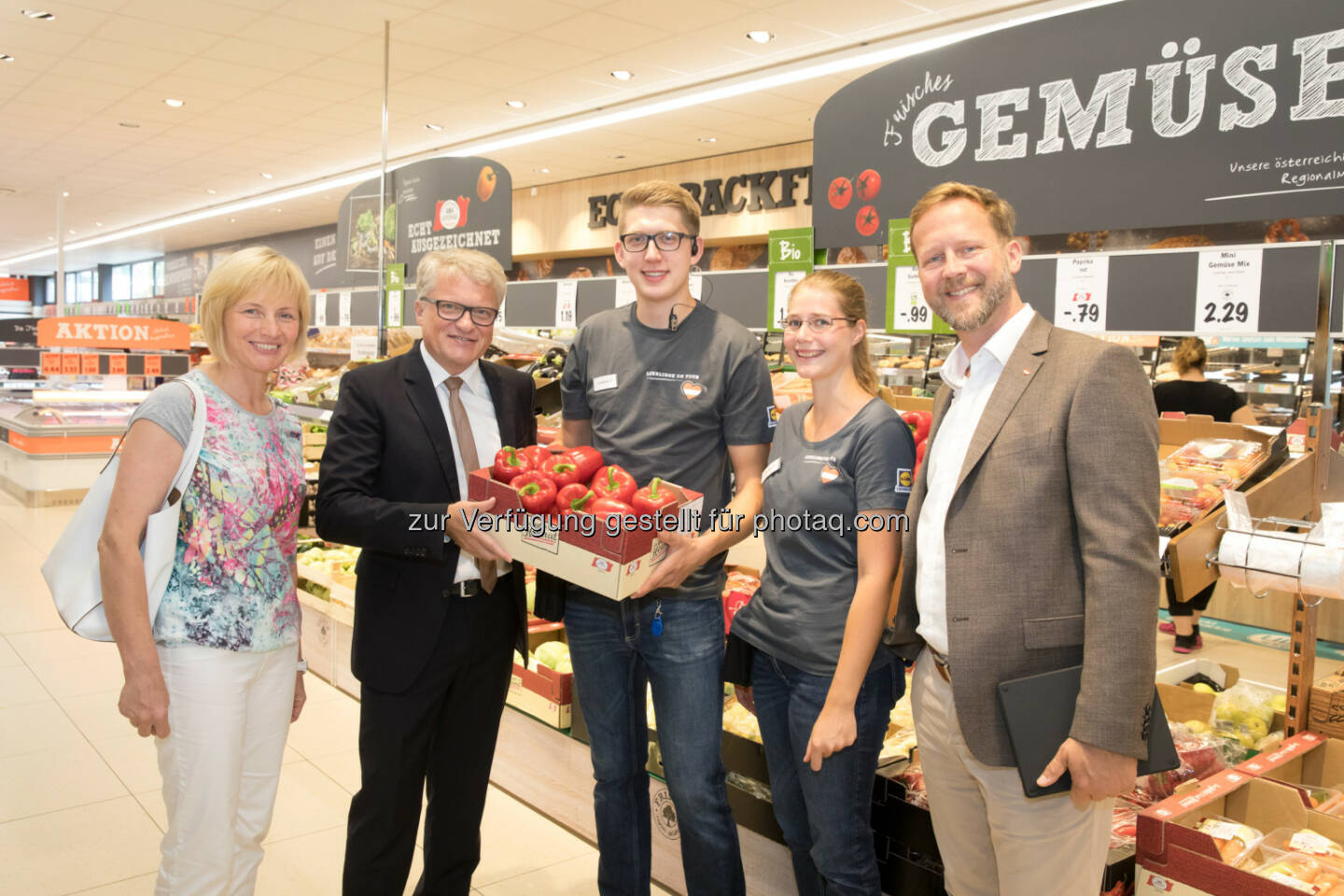 Besuch bei „Lehrlinge on Tour“ in Linz: Bezirksbäuerin Ursula Forstner, Bürgermeister Klaus Luger, die Lehrlinge Jonathan und Renate mit Christian Schug, Vorsitzender der Geschäftsleitung von Lidl Österreich - Lidl Österreich GmbH: Lehrlinge on Tour in Linz (Fotograf: www.annarauchenberger.com / Anna Rauchenberger / Fotocredit: Lidl Österreich)