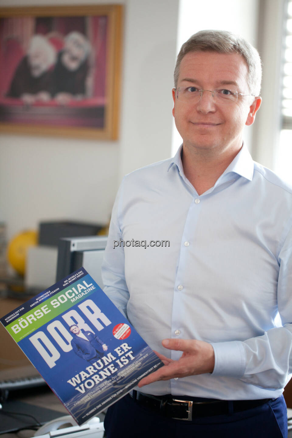 Michael Höllerer, Generalbevollmächtigter bei der RBI, mit dem Börse Social Magazine (Fotocredit: Michaela Mejta/photaq.com) 