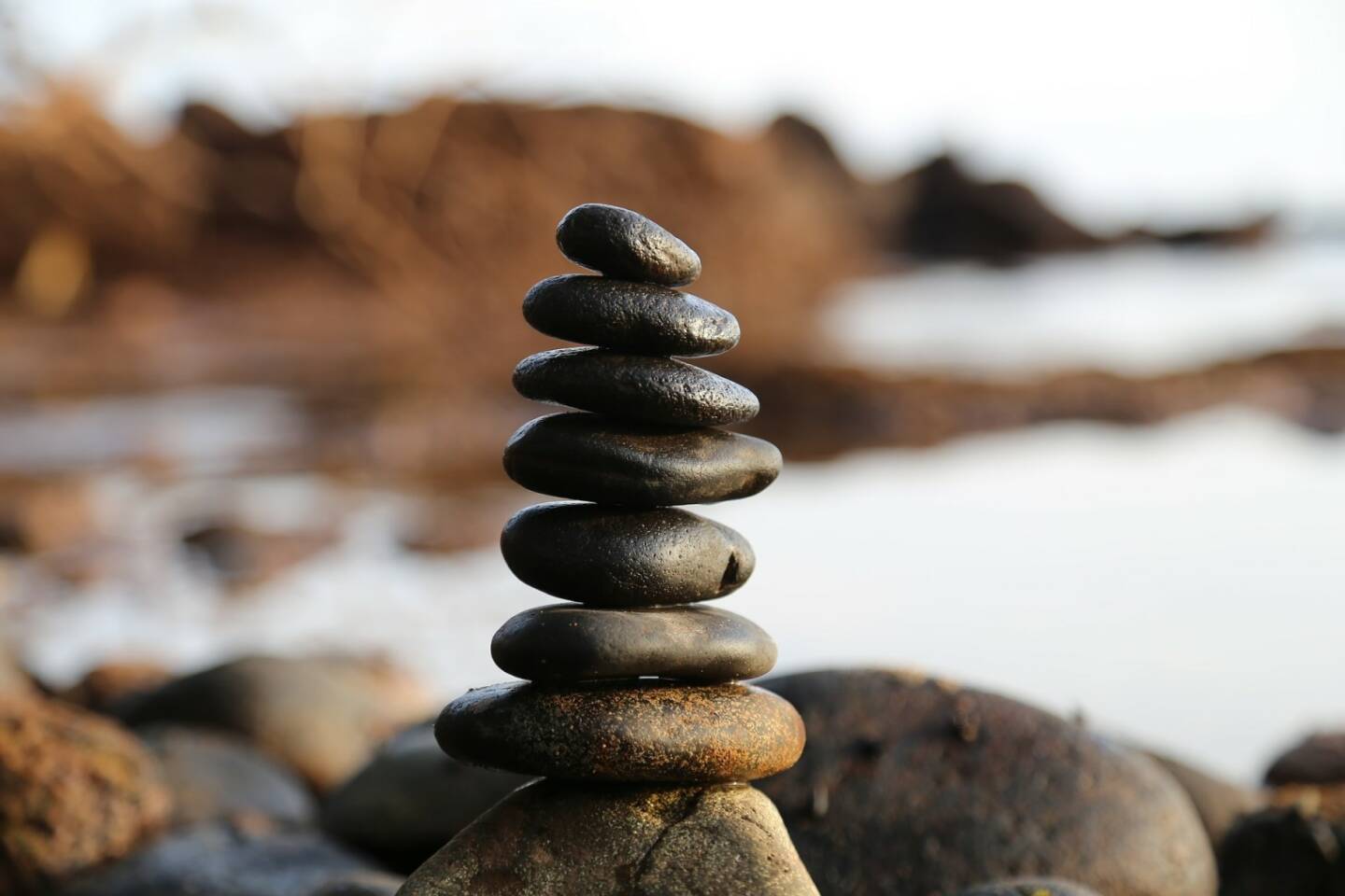 Stabil, instabil, Gleichgewicht, Turm, wackelig, wackeln, Aufbauen, Stein, Steine (Bild: Pixabay/milivanily https://pixabay.com/de/steine-stein-turm-gleichgewicht-2082937/ )