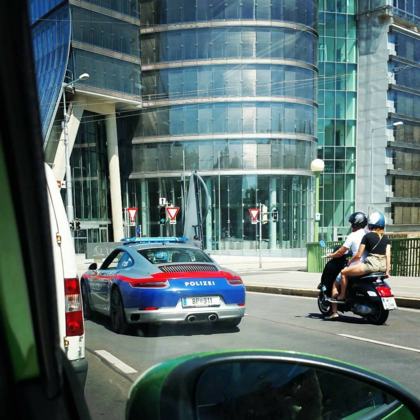 Porsche 911 vor dem Uniqa Tower (c) Evelin Past
