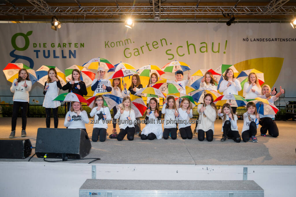 Schüler/Innen aus Paudorf zeigten beim LEADER Regionsfest auf der Bühne der GARTEN TULLN einen Regenschirmtanz - Verein Leader: LEADER Region Donau NÖ-Mitte ist trotz Hitze cool (Fotocredit: www.fischer-media.at), © Aussender (01.08.2017) 