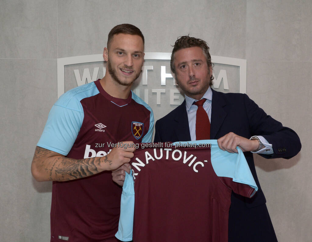 Mag. Franz Pranter mit Marko Arnautovic nach dem Signing bei West Ham. - NEXT MARKETING SERVICE KG: NEXT SPORTS MARKETING begleiten Rekord-Transfer von Marko Arnautovic (Fotocredit: Griffiths Photographers), © Aussendung (03.08.2017) 