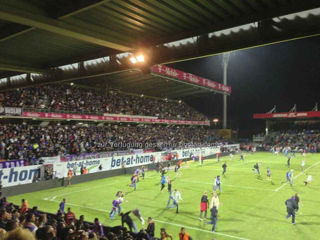 Spielende, Fans stürmen den Rasen (23.05.2013)
