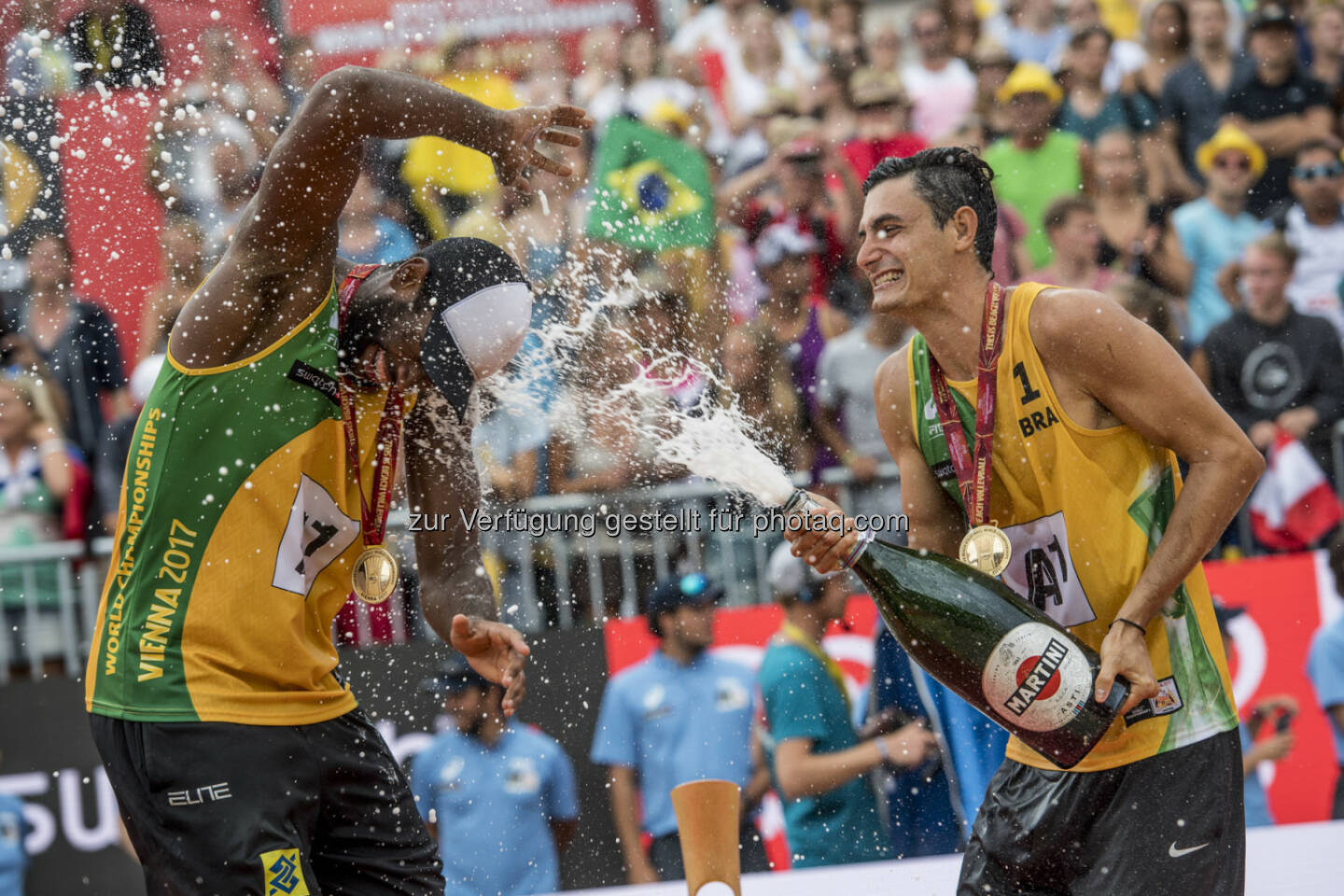 Gold Medalists Evandro Goncalves Oliveira Junior and Andre Loyola Stein of Brazil at the Award Ceremony of the Beach Volleyball World Championships in Vienna, Austria on August 5, 2017. - ACTS Sportveranstaltungen GmbH: FIVB Beach Volleyball WM presented by A1: Der Silberschatz der Wiener Donauinsel! (Fotograf: Jörg Mitter / Fotocredit: Acts Sport)