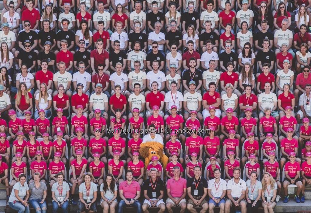 Gruppenfoto aller Mitarbeiter des ATP Generali Open am Centre Court in Kitzbühel (08.08.2017) 