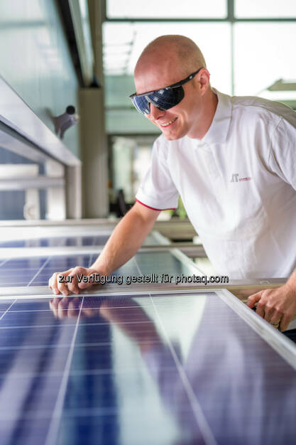 Arbeit mit Photovoltaik-Platten am AIT Austrian Institute of Technology - AIT Austrian Institute of Technology GmbH: Garantierte Qualität für die solare Energiezukunft (Fotograf: Schedl / Fotocredit: AIT), © Aussender (10.08.2017) 