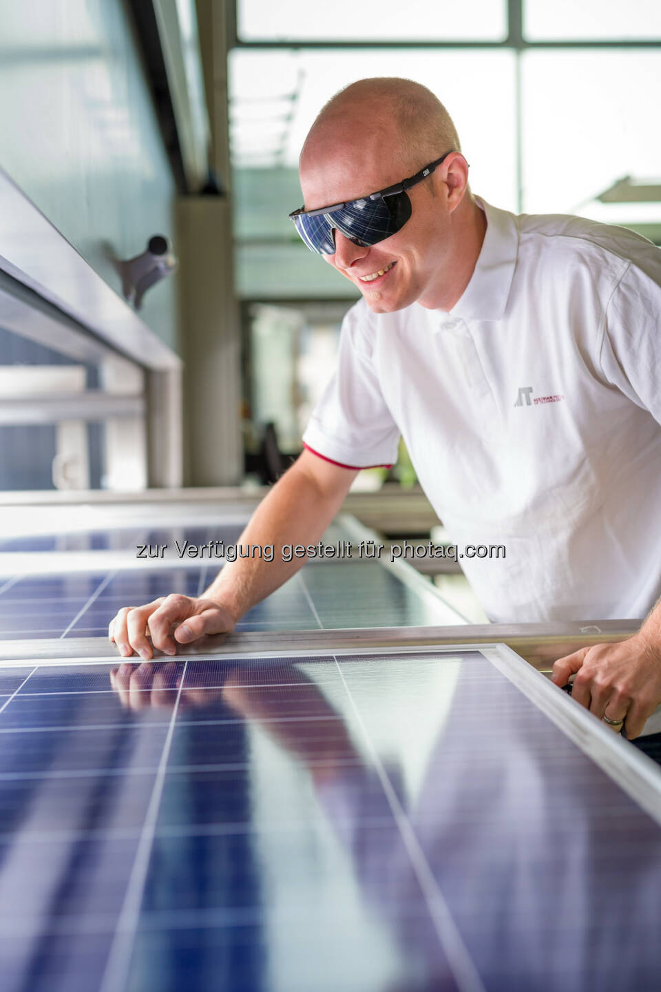 Arbeit mit Photovoltaik-Platten am AIT Austrian Institute of Technology - AIT Austrian Institute of Technology GmbH: Garantierte Qualität für die solare Energiezukunft (Fotograf: Schedl / Fotocredit: AIT)