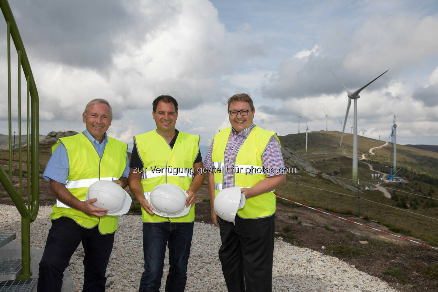 Lokalaugenschein beim Windpark Handalm: v.l.n.r. Christian Purrer (Vorstandssprecher Energie Steiermark), Michael Schickhofer (Landeshauptmann-Stellvertreter) und Martin Graf (Vorstandsdirektor Energie Steiermark) - Energie Steiermark AG: Heute Lokalaugenschein vor Ort: Spektakuläre Arbeiten für größten Windpark im Süden Österreichs laufen auf Hochtouren (Fotograf: Symbol / Fotocredit: Energie Steiermark)