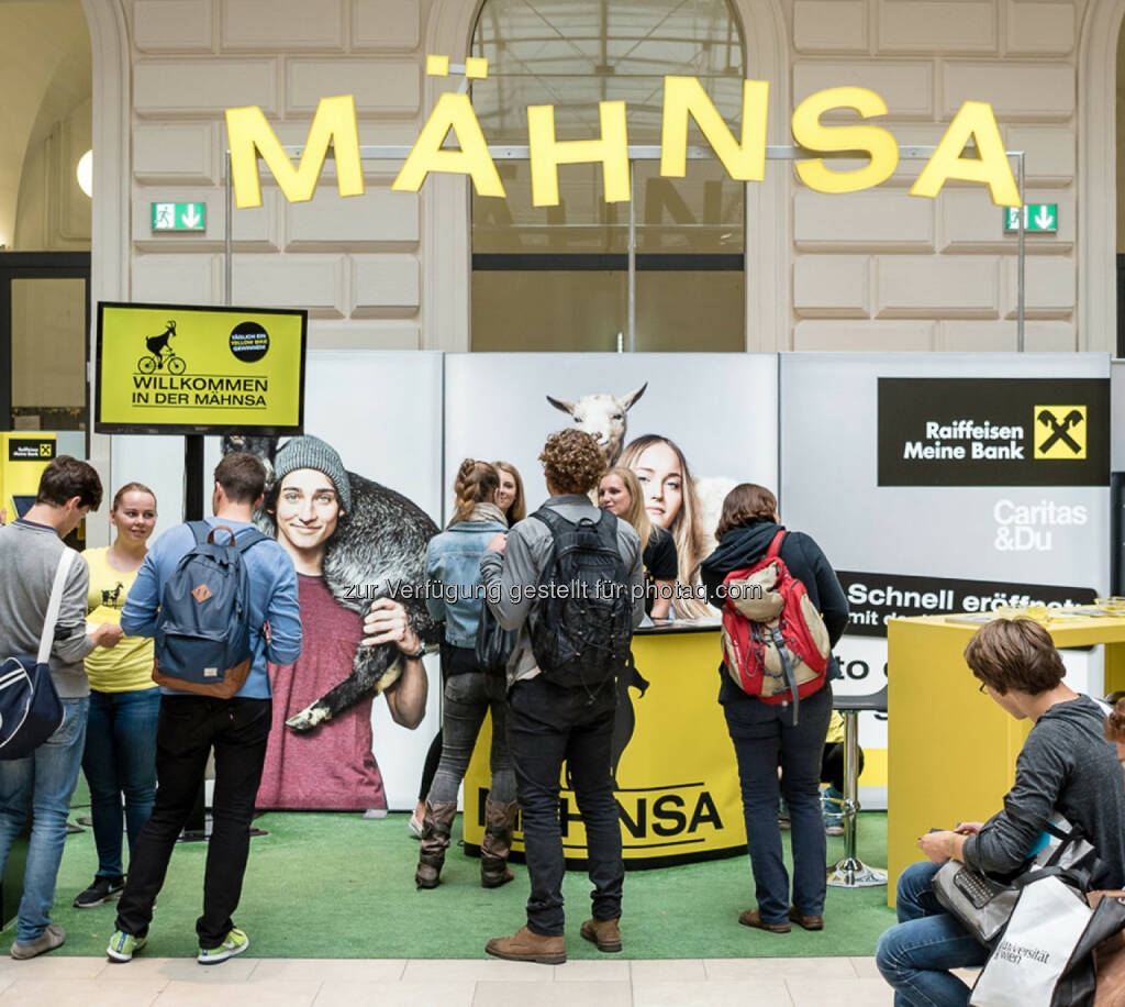 Raiffeisen in Wien sorgt mit Kaffee, Goodie-Bag, Gewinnspielen und Kontoberatung für entspannten Uni-Beginn – alles kostenlos und in chilliger Atmosphäre. - Raiffeisenlandesbank NÖ-Wien AG: Raiffeisen Pop-up Café Mähnsa läutet Uni-Semester in Wien ein (Fotocredit: Klaus Ranger), © Aussender (17.08.2017) 