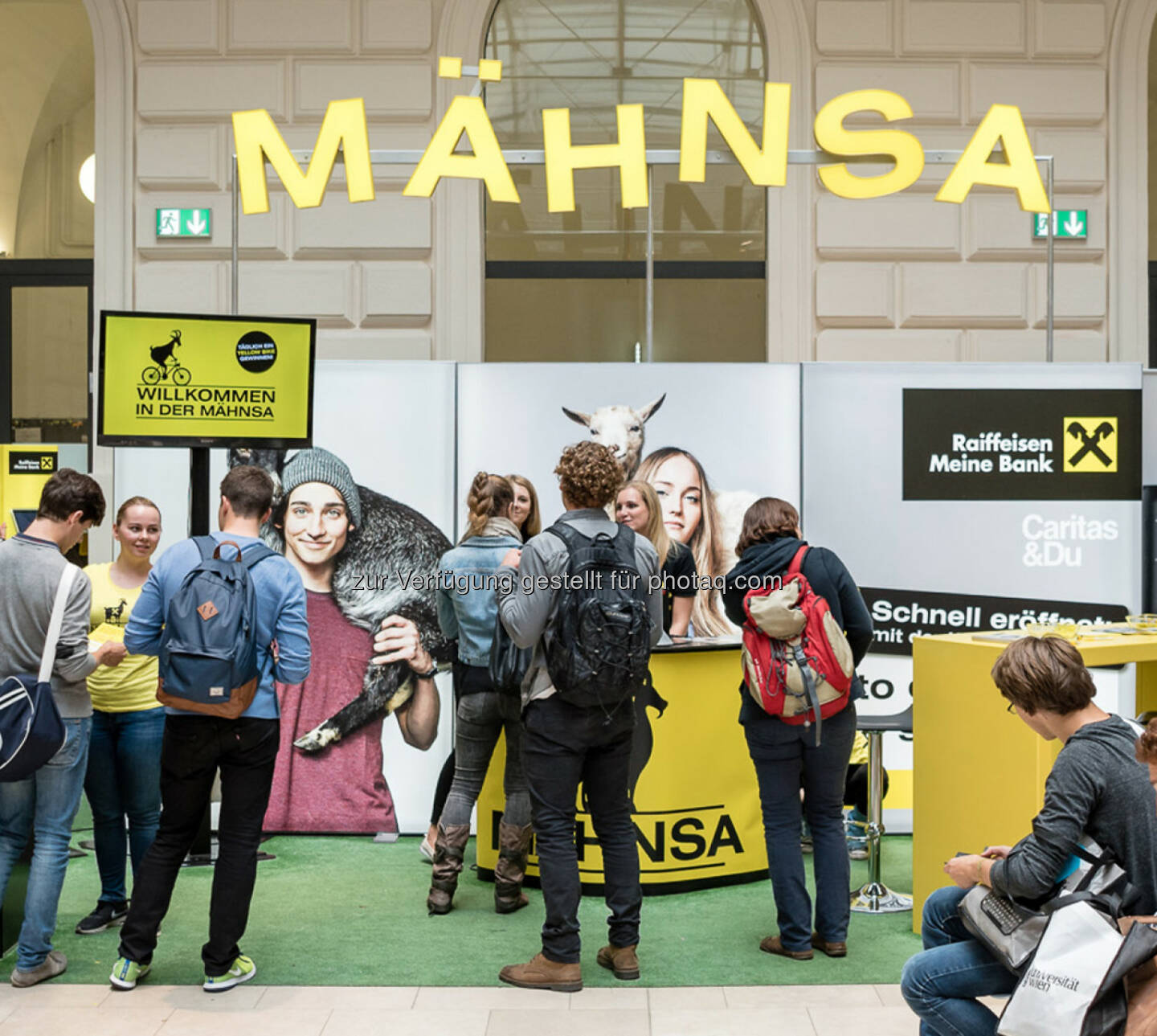 Raiffeisen in Wien sorgt mit Kaffee, Goodie-Bag, Gewinnspielen und Kontoberatung für entspannten Uni-Beginn – alles kostenlos und in chilliger Atmosphäre. - Raiffeisenlandesbank NÖ-Wien AG: Raiffeisen Pop-up Café Mähnsa läutet Uni-Semester in Wien ein (Fotocredit: Klaus Ranger)