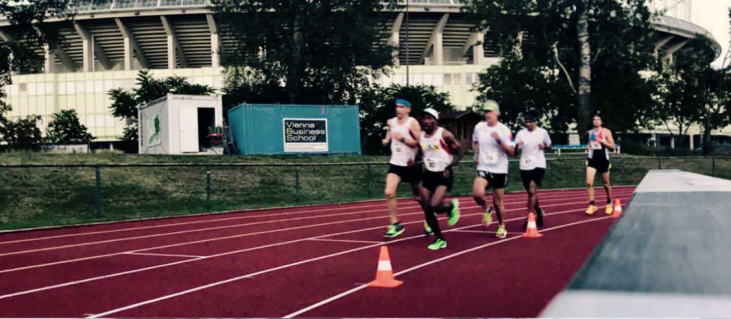 Runplugged 10k mit Pacemaker Alfred Sungi und Christian Drastil im Feld (c) Michael Plos