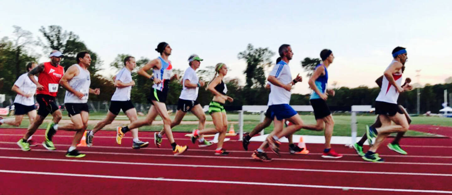 Runplugged 10k mit Pacemaker Alfred Sungi und Christian Drastil im Feld (c) Michael Plos