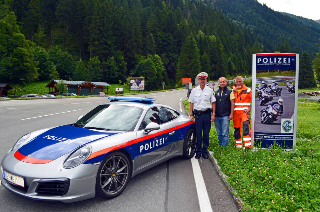 Großglockner Hochalpenstraße setzt auf mehr Sicherheit, Polizei, Porsche, Franz Ramsauer (Gruppeninspektor und Fahrtechniktrainer Polizei Salzburg), Ing. Thomas Noel und Stefan Schwaiger (beider Großglockner Hochalpenstraßen AG), Fotocredit: grossglockner.at, © Aussendung (18.08.2017) 