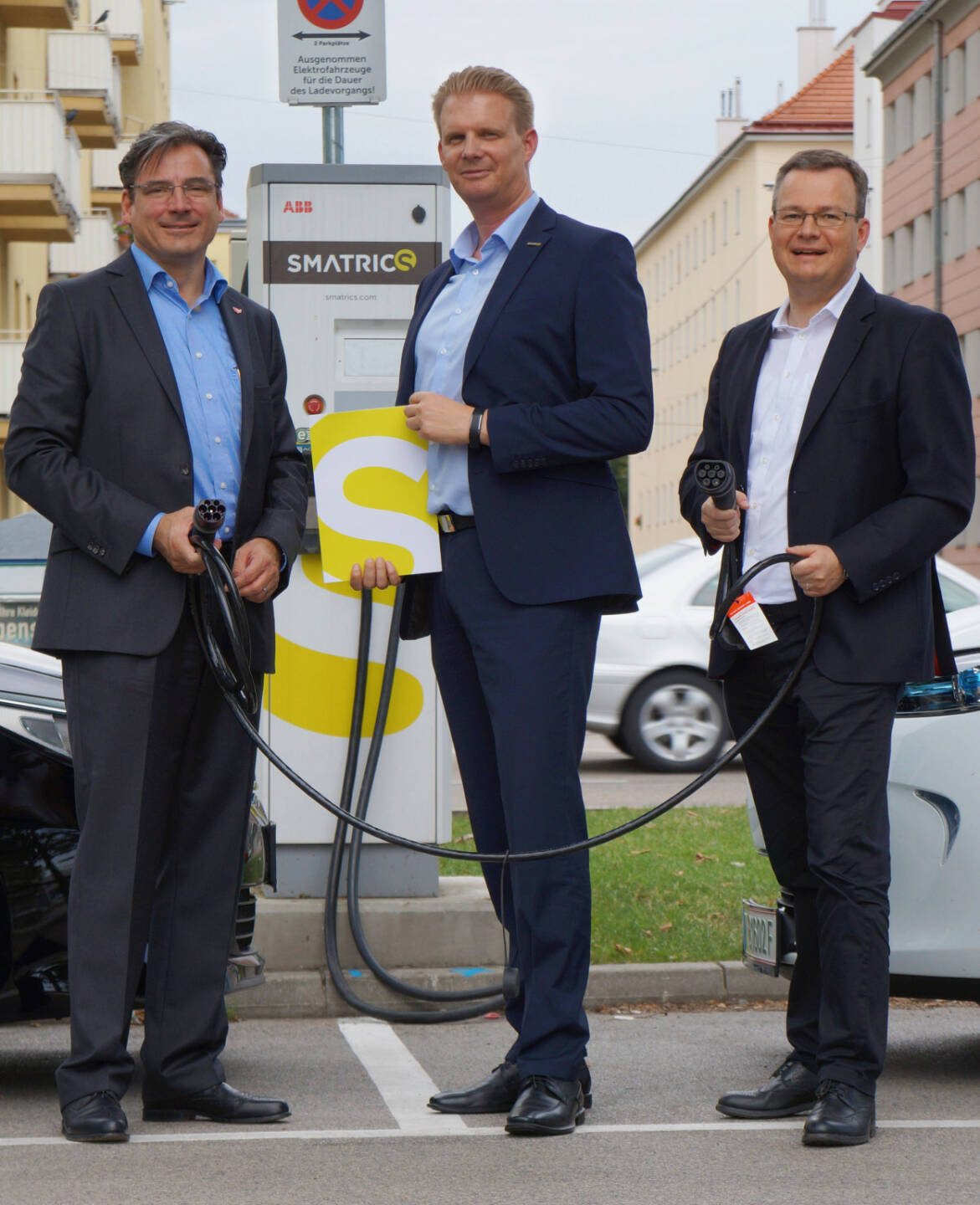 LeasePlan setzt mit SMATRICS auf grüne Mobilität, LeasePlan Geschäftsführer Nigel Storny mit Thomas Dittrich und Michael-Viktor Fischer (beide SMATRICS), Fotocredit: SMATRICS