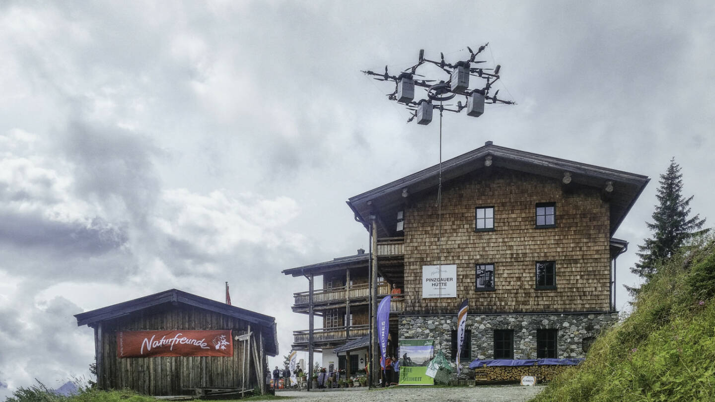 Naturfreunde Österreich und IONICA stellen die „E-Drohne“ vor, Drohne, Hütte, Fotocredit: Naturfreunde Österreich