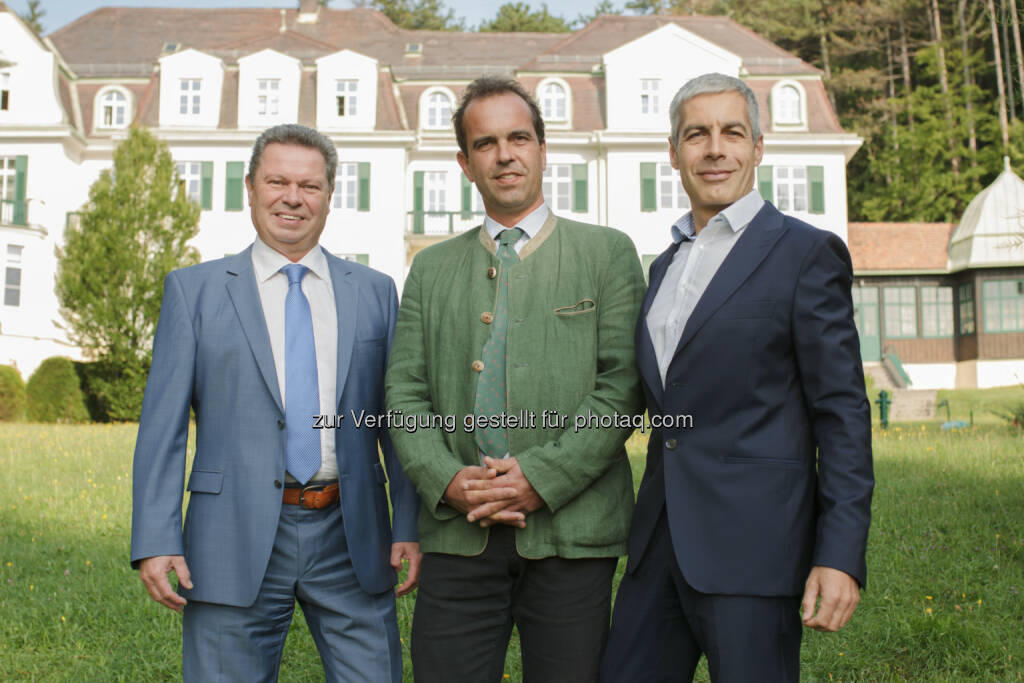 Vor der Baumit Firmenzentrale in Wopfing: Alfred Gsandtner (Direktor Baumit International), Robert Schmid (Geschäftsführer Baumit Beteiligungen GmbH) und Georg Bursik (Geschäftsführer Wopfinger Baustoffindustrie) freuen sich über den erfolgreichen Abschluss. - Baumit Beteiligungen GmbH: Verkauf der Wietersdorfer Baustoff-Sparte abgeschlossen (Fotograf: Christopher Glanzl / 
Fotocredit: Volkshilfe Österreich), © Aussender (22.08.2017) 