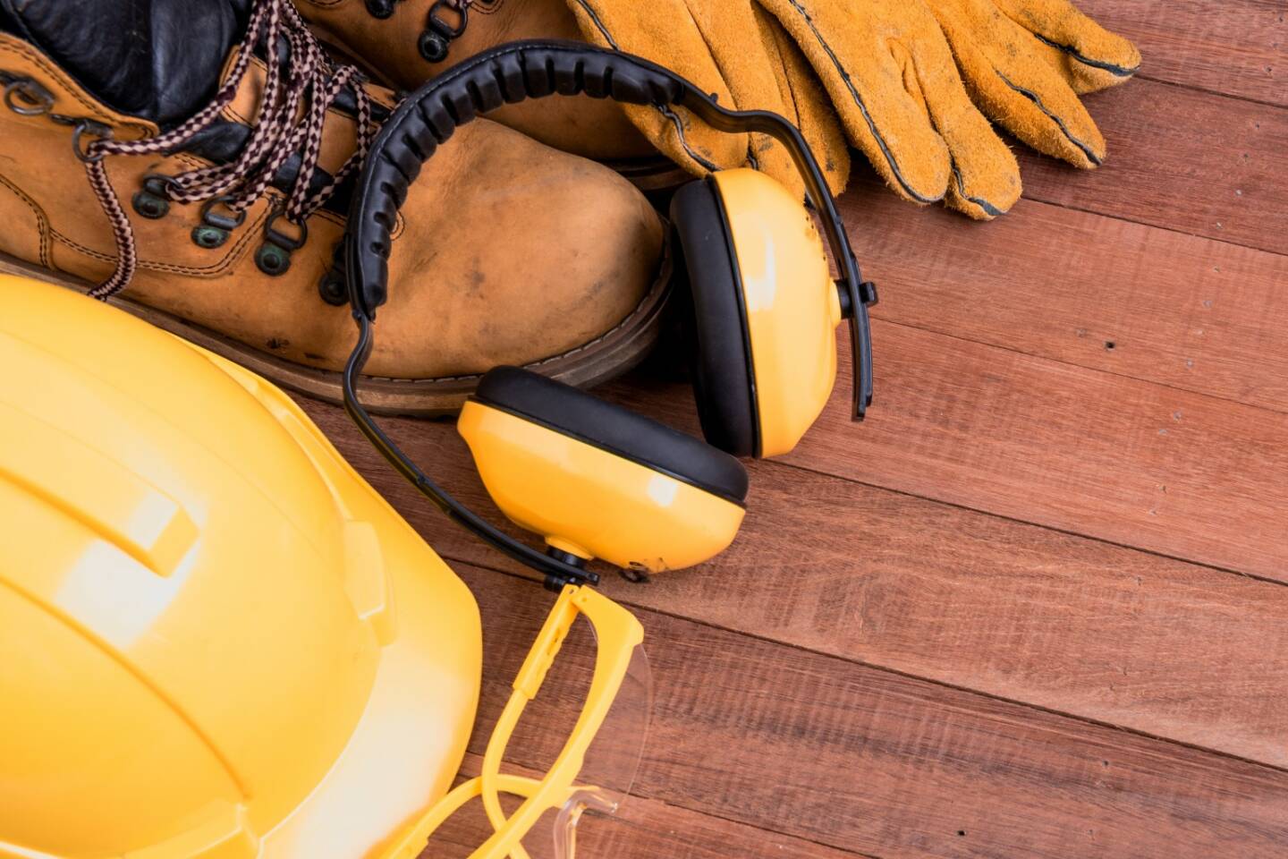 TÜV AUSTRIA Gruppe: Sicherheit, Arbeitsgewand, Ausrüstung, Lärmschutz, Bauhelm, Arbeitsschuhe, Handschuhe, Credit: Shutterstock