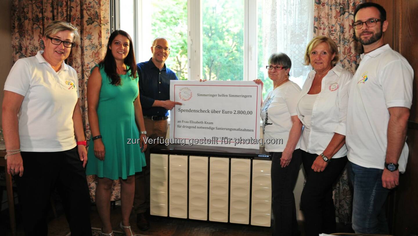 Ortrun Gauper, Muna Duzdar, Harald Troch, Elisabeth Knam, Eva-Maria Hatzl, Alexander Stoisits - Aggurat Communications Advisor: Simmeringer Mindestpensionistin erhält neue Heizung (Fotocredit: Aggurat/M. Sebek)