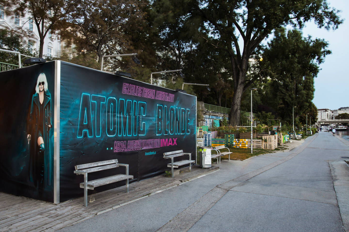 Rotkäppchen & Goliath:  Graffiti Werbung für Universal Pictures zum Kinostart von Atomic Blonde, Donaukanal, Foto: Ákos Vincze/Rotkäppchen & Goliath